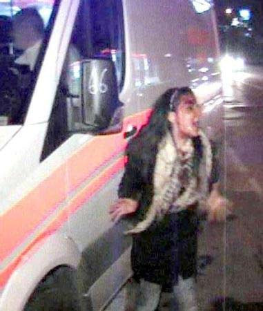 Sevgilisinin başından ayrılmadı - Resim: 4