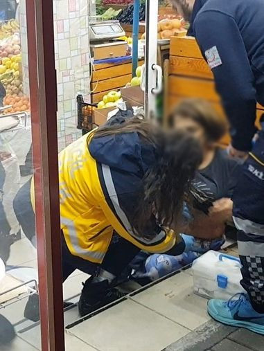 Talihsiz kadın can havliyle kaçıp markete sığındı! Peşinden de geldi... - Resim: 1