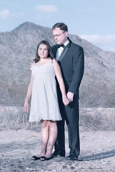 Küçük yaştaki kızlar bekaret yemini ediyor - Resim: 3