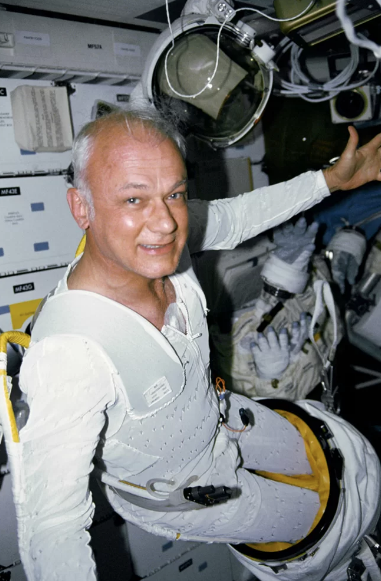 Uzayda serbestçe dolaşan ilk insan öldü - Resim: 1