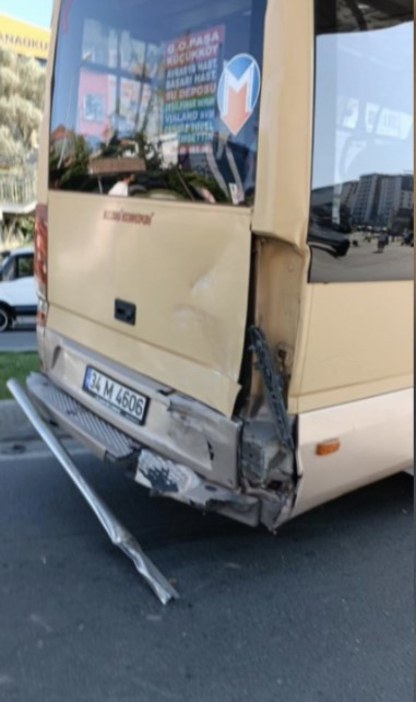 İstanbul'da trafikte akılalmaz olay! Sinir krizi geçiren kadın minibüsün direksiyonunu kırdı - Resim: 2