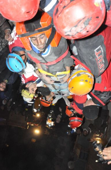 Deprem bölgesinden çarpıcı kareler - Resim: 3