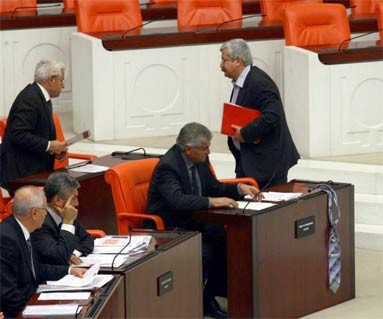 Uras itaatsizlik edip meclisi karıştırdı - Resim: 4