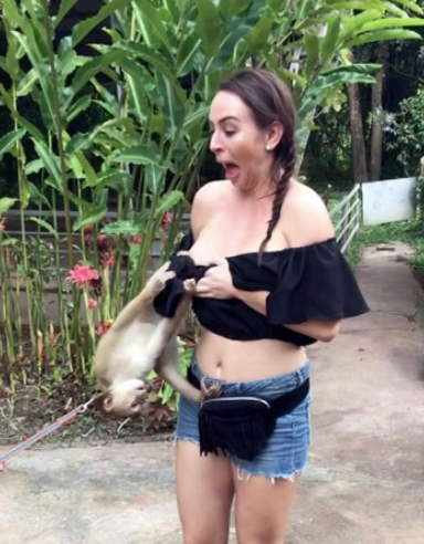 Neye uğradığını şaşırdı! Maymun tacizi meşhur etti - Resim: 3