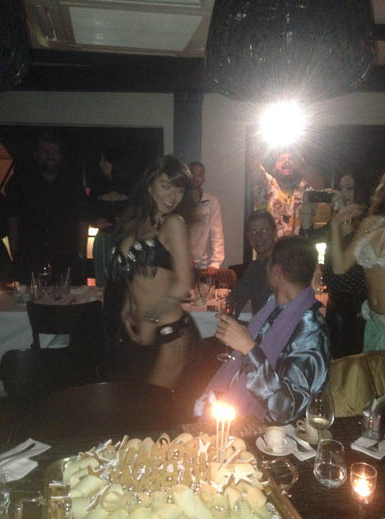 Vur patlasın çal oynasın! Fenerli yıldızın olay görüntüleri - Resim: 1