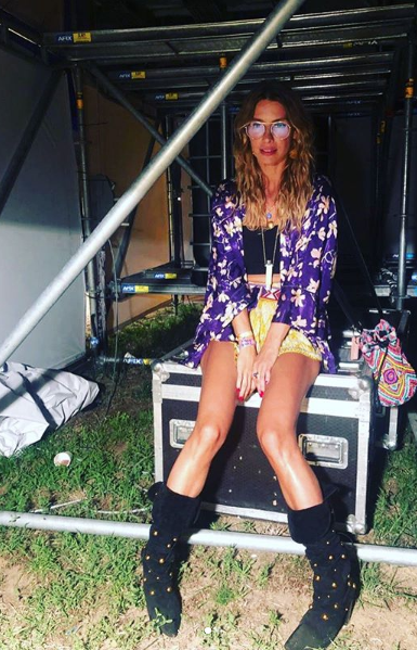 Tuba Ünsal'ın yeni projesini duyurma şekli olay oldu! Silahlı ve derin dekolteli - Resim: 3