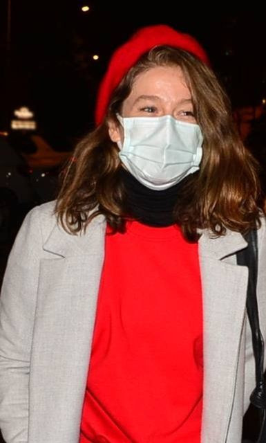 Burcu Biricik kapalı olması gereken mekanda kız arkadaşlarıyla eğlendi! - Resim: 1