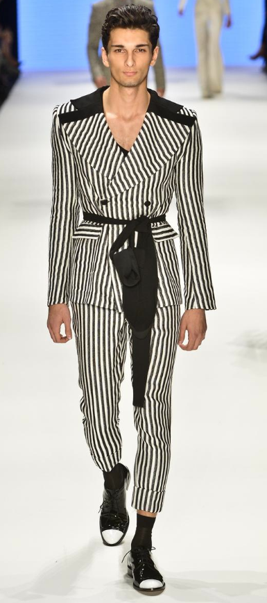 Çağla Şikel podyumda yere kapaklandı - Resim: 2