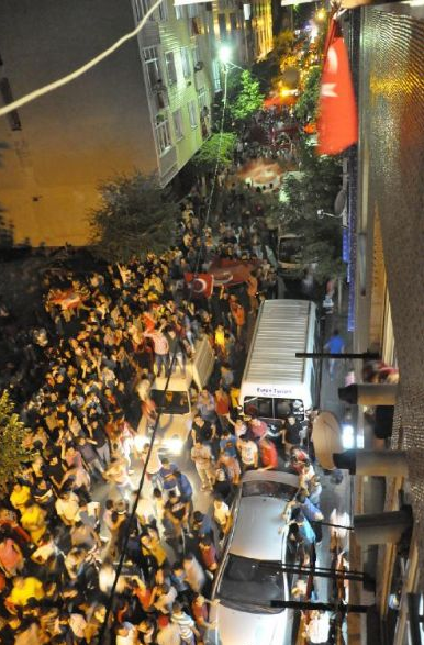 İstanbul teröre lanet yağdırdı! - Resim: 1