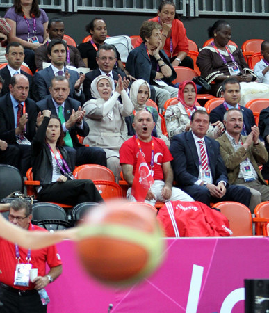 Başbakan Erdoğan, elinden Türk bayrağını bırakmadı - Resim: 2