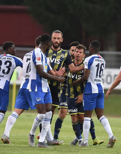 Fenerbahçe - Hertha Berlin maçı sonrası olay! Emre Belözoğlu rakibini kovaladı tünelde arbede çıktı - Resim: 3