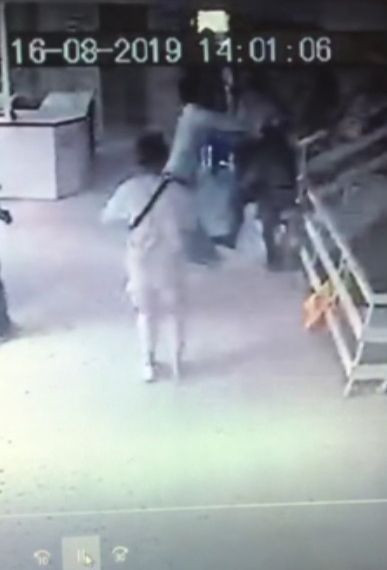 Isparta'da baba ve oğlunun doktoru dövdükleri anlar güvenlik kamerasında! - Resim: 2