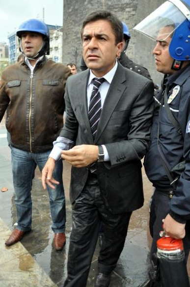 BDP'li Yıldız yerlerde sürüklendi - Resim: 2