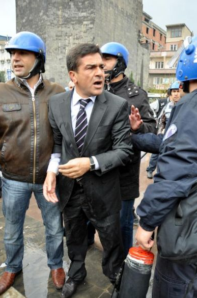 BDP'li Yıldız yerlerde sürüklendi - Resim: 1