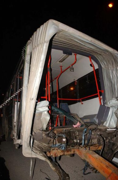 Seyir halindeki İETT otobüsü ikiye bölündü! - Resim: 2