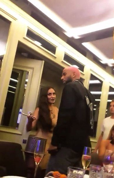 Fatih Terim çıldıracak Galatasaraylı futbolcular derbi sonrası dansöz oynattı - Resim: 2