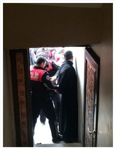 Çarşaflı erkekler panik yarattı! - Resim: 2