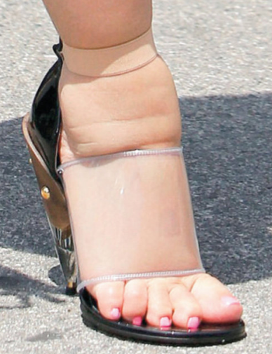 Ünlü güzelin ayaklarına bakın! - Resim: 2