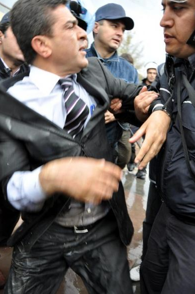 BDP'li Yıldız yerlerde sürüklendi - Resim: 4