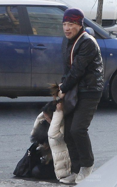 Kadını sokak ortasında saçlarından sürükledi - Resim: 1