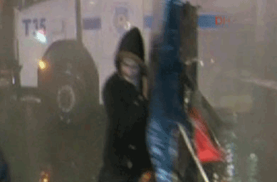 TOMA'ya karşı bedenini siper etti - Resim: 1