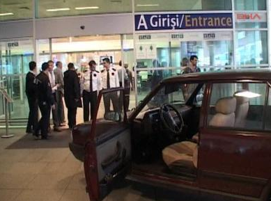 16 yaşındaki kız havaalanını birbirine kattı - Resim: 4