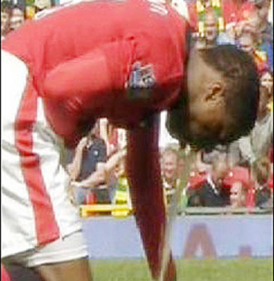 Maç esnasında sahaya kustu! - Resim: 3