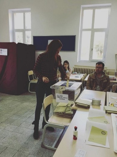 Ünlüler 1 Kasım 2015 seçimi için sandık başında! - Resim: 2