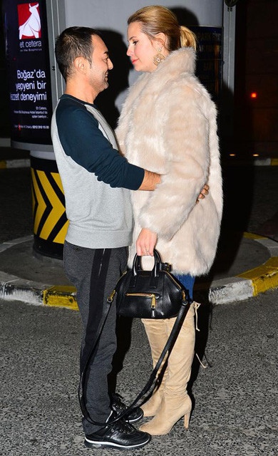 Serdar Ortaç ve Chole Lougnan sokak ortasında aşka geldi - Resim: 4