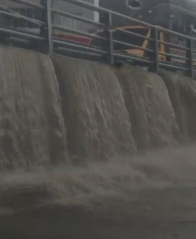 İzmir'de yağmur hayatı felç etti! Vatandaşlardan tepki yağdı - Resim: 1