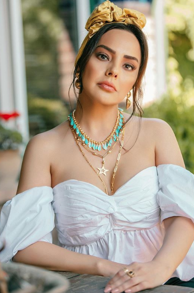 Ebru Gündeş'in makyajsız tatil paylaşımı hayranlarını mest etti - Resim: 1