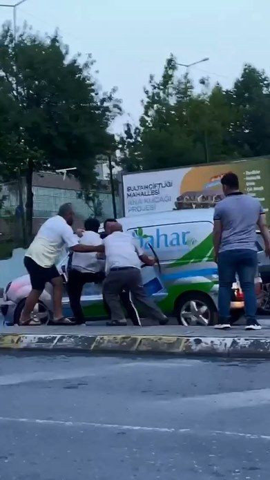 Sultangazi'de tartıştığı sürücüye kazma ile saldırdı dehşet anları kamerada - Resim: 3