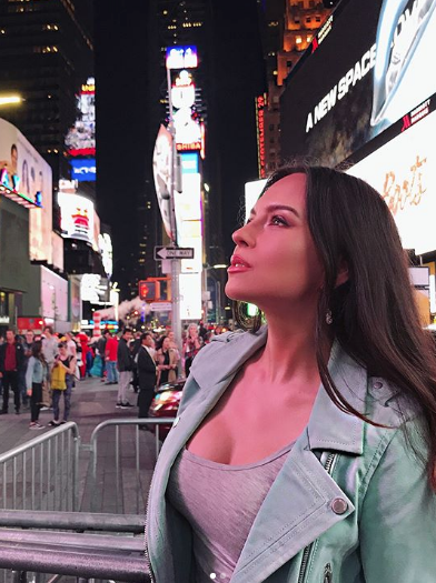 Mahrem pozlarıyla sosyal medyayı sallayan piyanist! - Resim: 1