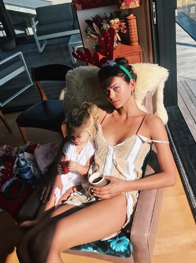 Victoria's Secret meleğinin makyajsız üstsüz pozu olay oldu - Resim: 2