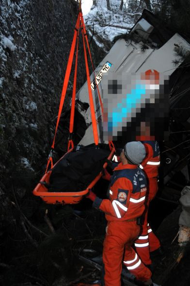 Yolcu otobüsü böyle uçuruma yuvarlandı - Resim: 3