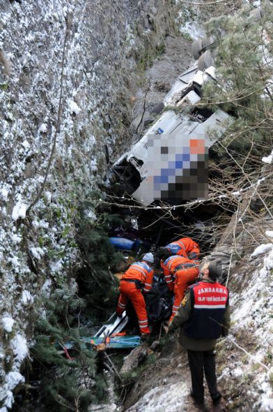 Yolcu otobüsü böyle uçuruma yuvarlandı - Resim: 4