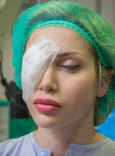 Belini inceltmişti şimdi de operasyonla göz rengini değiştirdi!  - Resim: 4