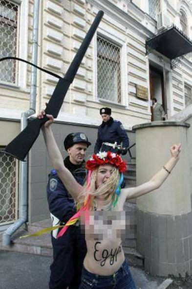 FEMEN bu kez Mübarek için soyundu! - Resim: 4