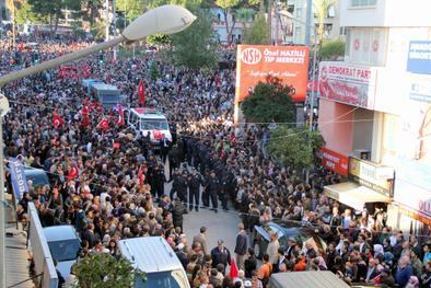 Şehit cenazesi 30 bin kişiyi sokağa döktü! - Resim: 2