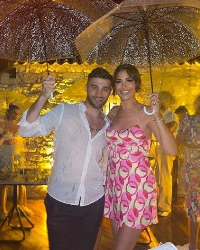 Ebru Şancı'ya eşi Alparslan Öztürk'ten dekolte uyarısı! Eliyle kıyafetini kapattı, olay oldu! - Resim: 3