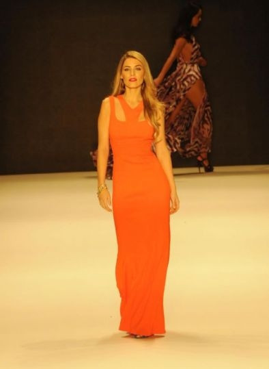 Yenge podyumda rüzgar gibi esti - Resim: 1