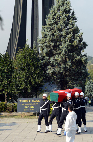 Turgut Özal'ın naaşını böyle taşıdılar - Resim: 4