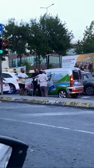 Sultangazi'de tartıştığı sürücüye kazma ile saldırdı dehşet anları kamerada - Resim: 1
