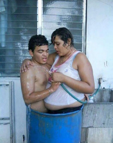 İki kadın hiç kimseye aldırış etmedi yolun ortasında... - Resim: 1