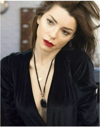 Merve Boluğur'dan "Hülya Avşar'a gerek yok" çıkışı: Saçımı boyatır ben oynarım - Resim: 1