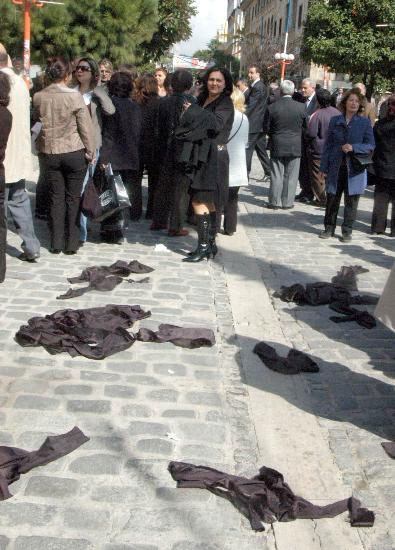 CHP'li kadınlar çarşaf yırttı! - Resim: 2