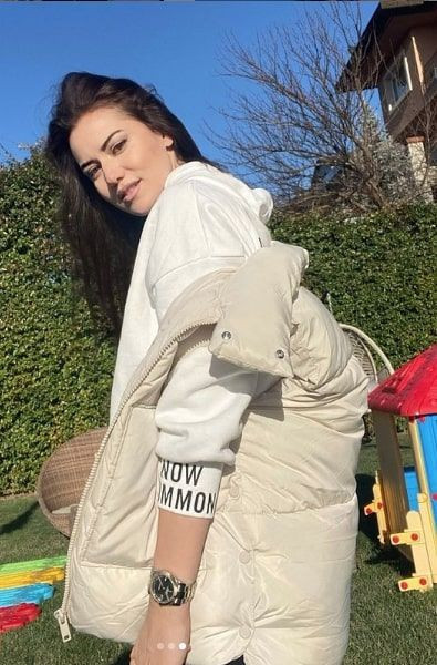 Fahriye Evcen dekoltesini bakın nasıl kapattı abiye kıyafetiyle olay! - Resim: 2