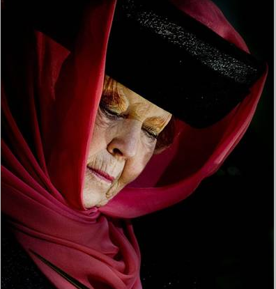 Kraliçe başörtüsü taktı ortalık karıştı - Resim: 2