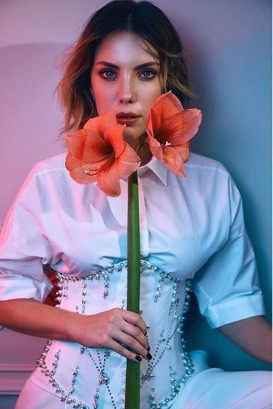 FOX TV'nin entrikalı dizisi Yasak Elma'nın yıldızı Eda Ece küvet pozlarıyla ortalığı salladı - Resim: 3