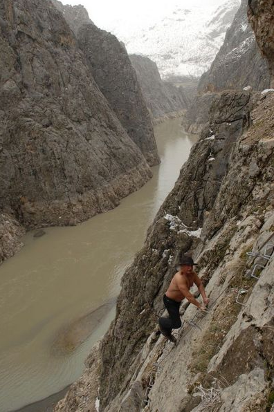 Deprem uzmanı yarı çıplak soyundu! - Resim: 1